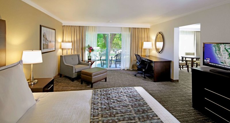 Best Western Plus Garden Court Inn - 859