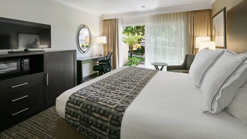 Best Western Plus Garden Court Inn - 859