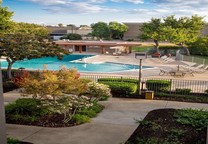 Best Western Plus Garden Court Inn - 859