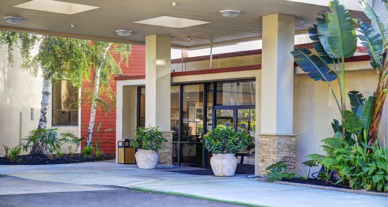 Best Western Plus Garden Court Inn - 859