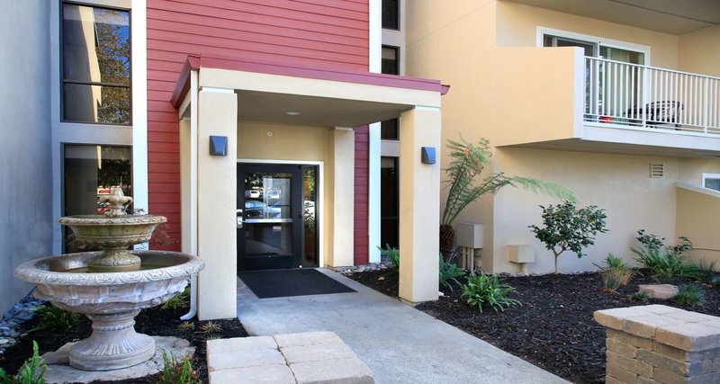 Best Western Plus Garden Court Inn - 859