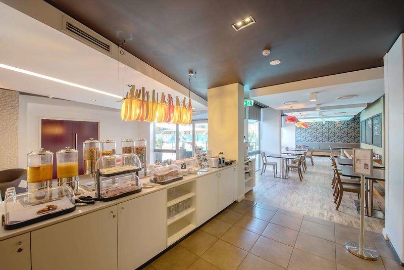 Royal Pacific Hotel - 876