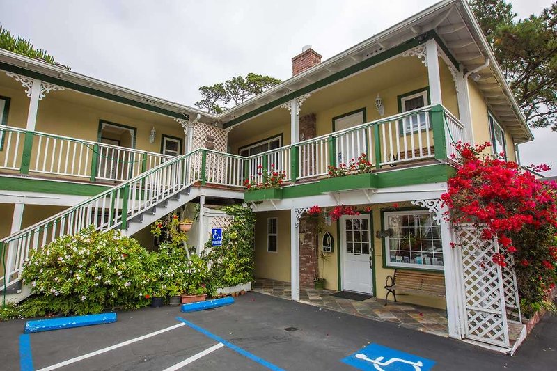 Carmel Inn & Suites - 890