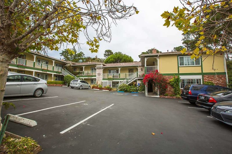 Carmel Inn & Suites - 890