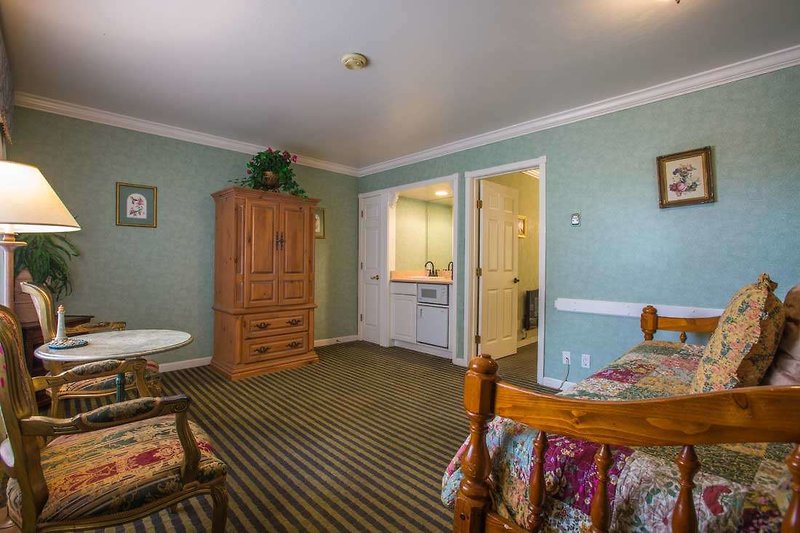 Carmel Inn & Suites - 890