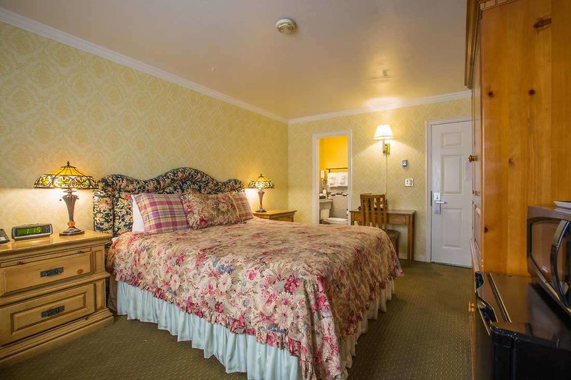 Carmel Inn & Suites - 890