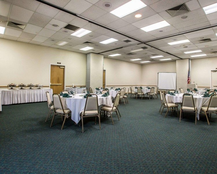 Clarion Inn & Suites Conference Center - 895