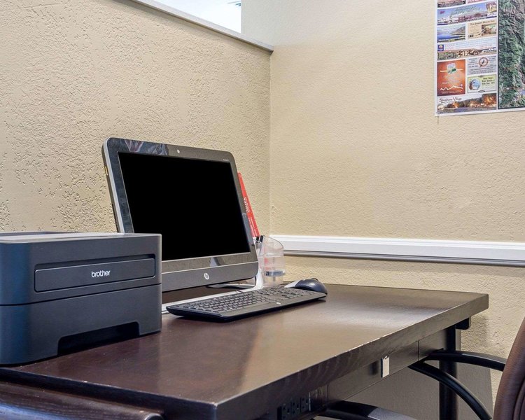 Clarion Inn & Suites Conference Center - 895