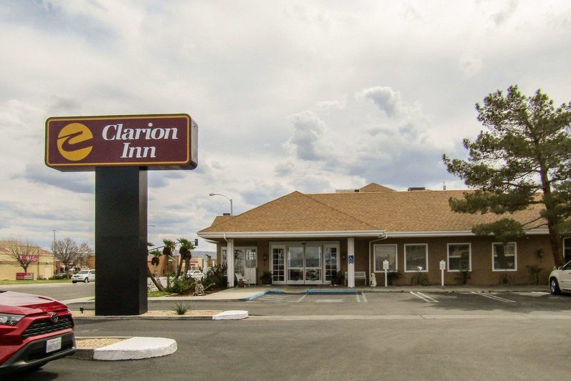Clarion Inn & Suites Conference Center - 895