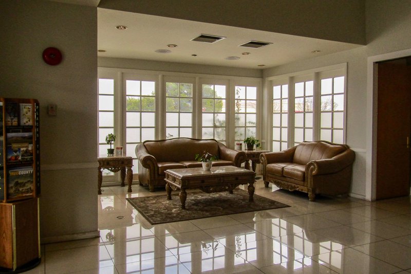 Clarion Inn & Suites Conference Center - 895