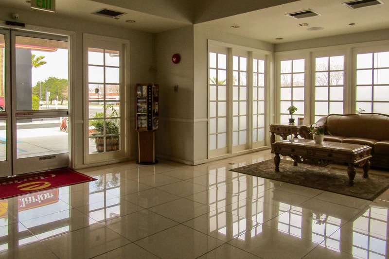 Clarion Inn & Suites Conference Center - 895