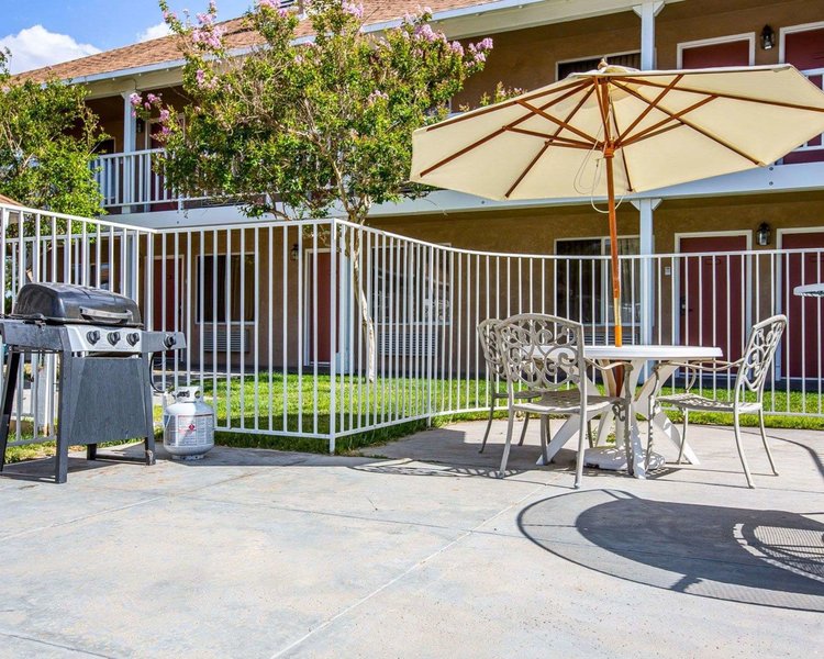 Clarion Inn & Suites Conference Center - 895