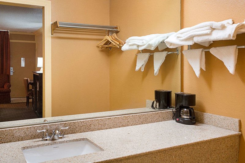 Rodeway Inn Birmingham - 897