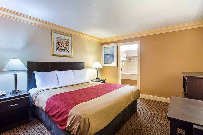 Rodeway Inn Birmingham - 897