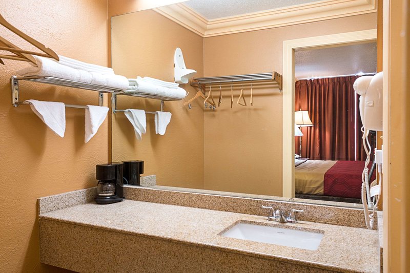 Rodeway Inn Birmingham - 897