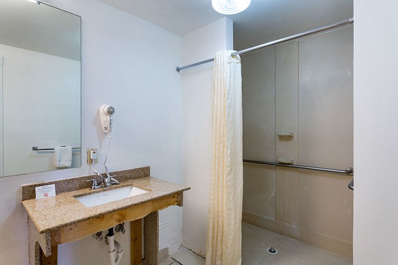 Rodeway Inn Birmingham - 897