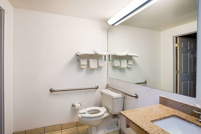 Rodeway Inn Birmingham - 897