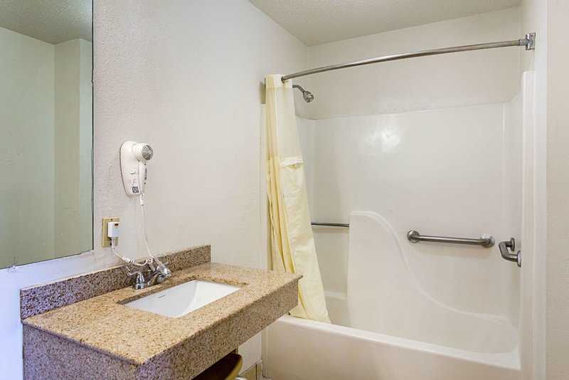 Rodeway Inn Birmingham - 897