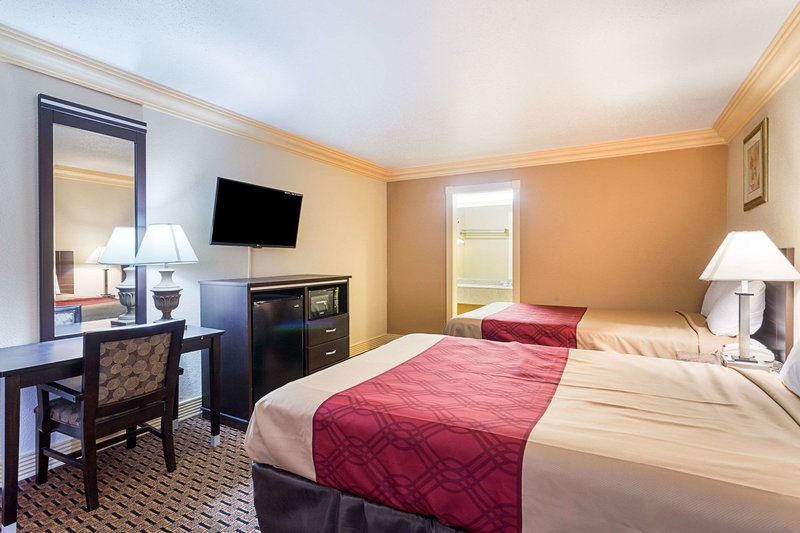 Rodeway Inn Birmingham - 897