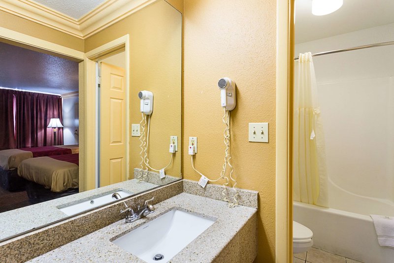 Rodeway Inn Birmingham - 897