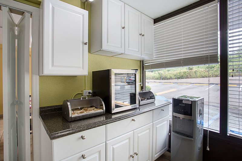 Rodeway Inn Birmingham - 897