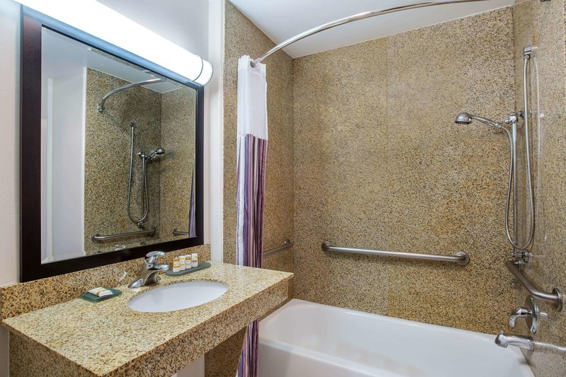 La Quinta Inn & Suites Bakersfield North - 960