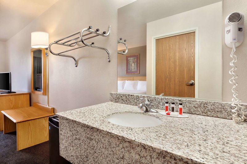 Travelodge By Wyndham Yermo - 969