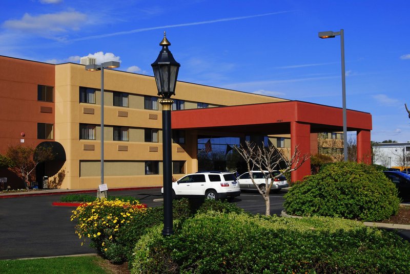 Oxford Suites Redding