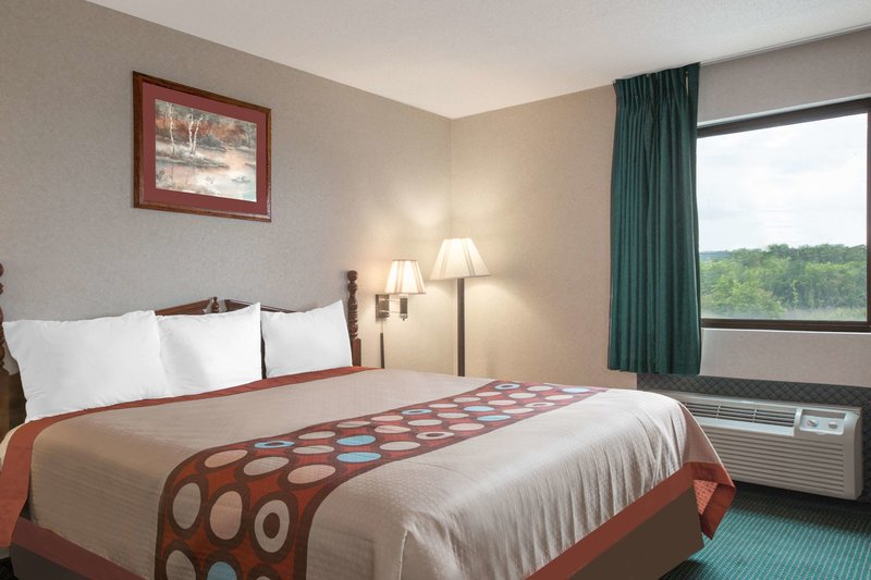 Super 8 By Wyndham Moody - 977