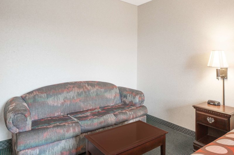 Super 8 By Wyndham Moody - 977