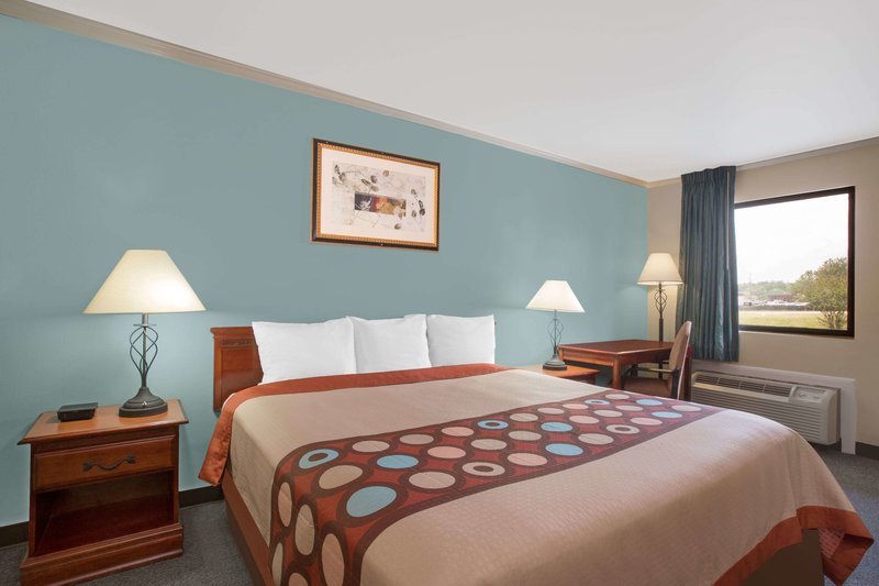 Super 8 By Wyndham Moody - 977