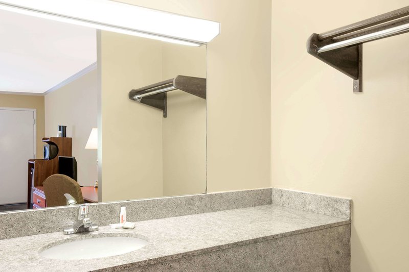 Super 8 By Wyndham Moody - 977