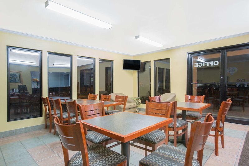 Super 8 By Wyndham Moody - 977