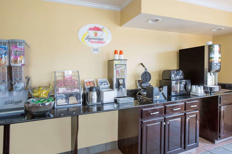 Super 8 By Wyndham Moody - 977