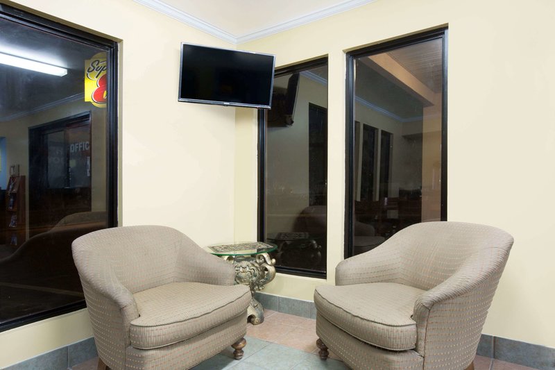 Super 8 By Wyndham Moody - 977