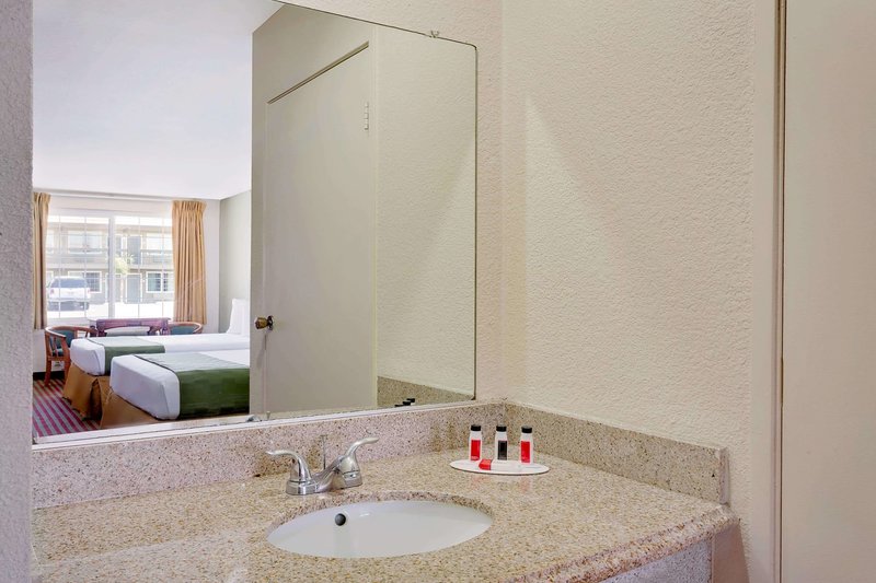 Travelodge By Windham El Centro - 982