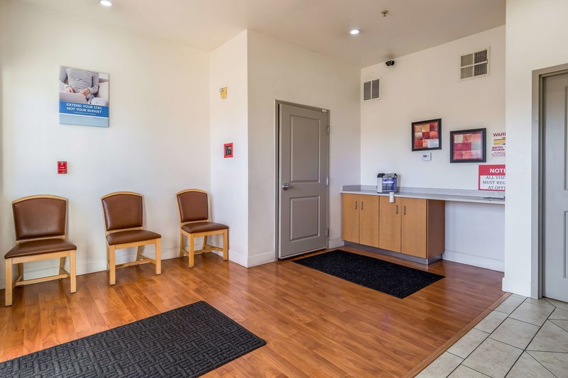 Studio 6 Bakersfield - 1011