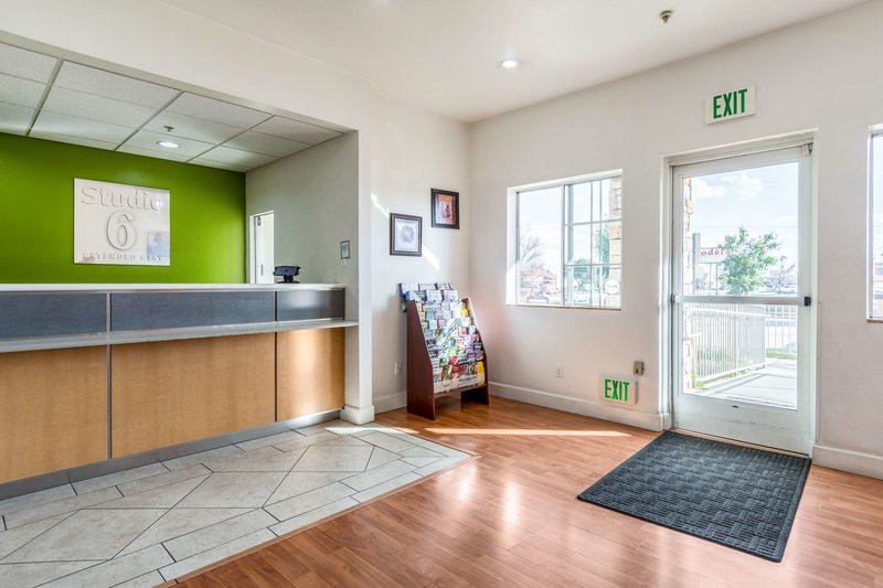 Studio 6 Bakersfield - 1011