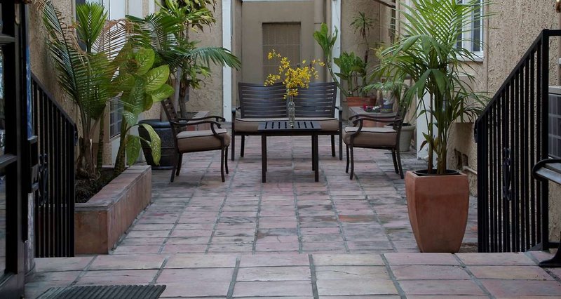 Wilshire Crest - 1024