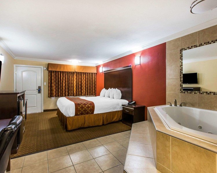 Rodeway Inn & Suites - 1028