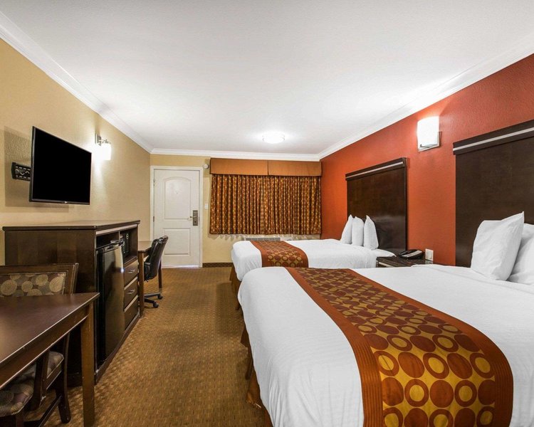 Rodeway Inn & Suites - 1028
