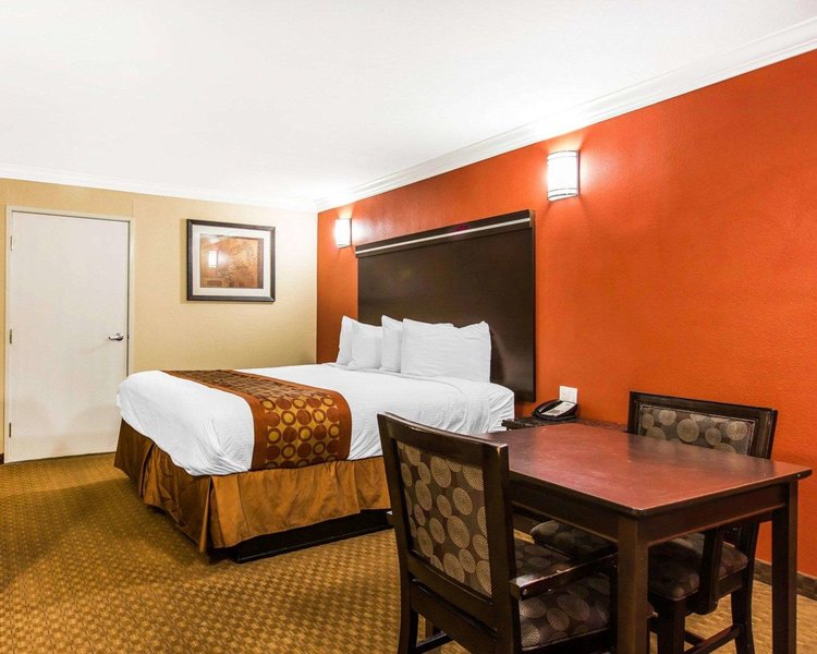 Rodeway Inn & Suites - 1028