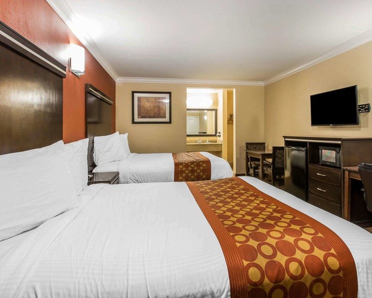 Rodeway Inn & Suites - 1028