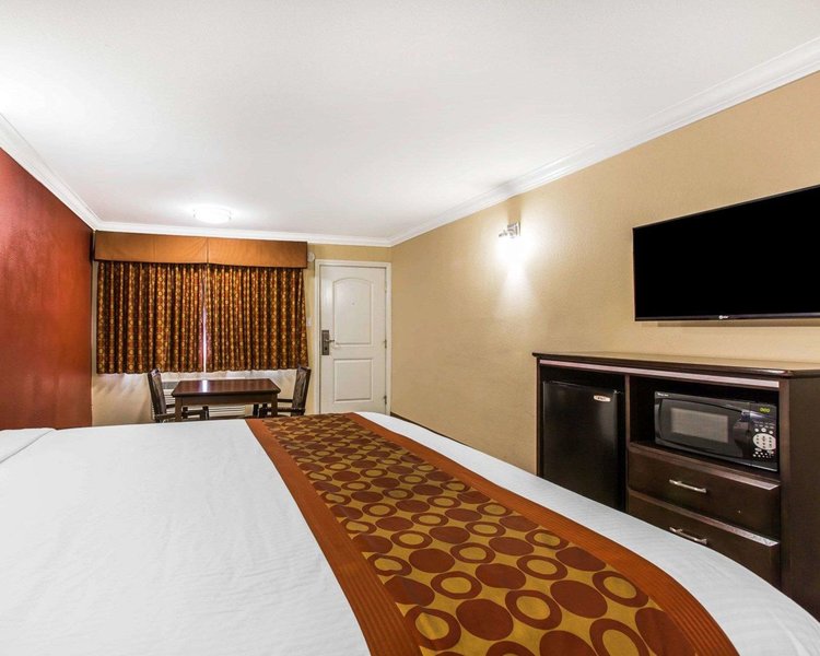 Rodeway Inn & Suites - 1028