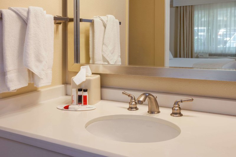 Days Inn San Diego Hotel Circle Near Seaworld - 706