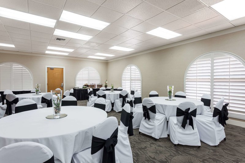 Days Inn San Diego Hotel Circle Near Seaworld - 706