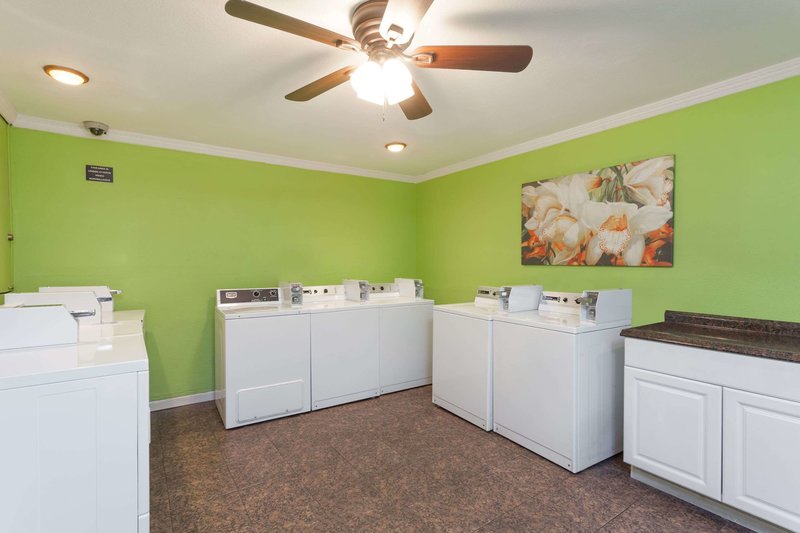 Days Inn San Diego Hotel Circle Near Seaworld - 706