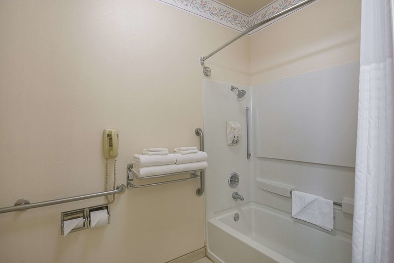 Quality Inn Fresno Yosemite Airport - 729