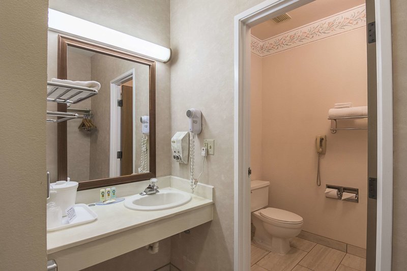 Quality Inn Fresno Yosemite Airport - 729