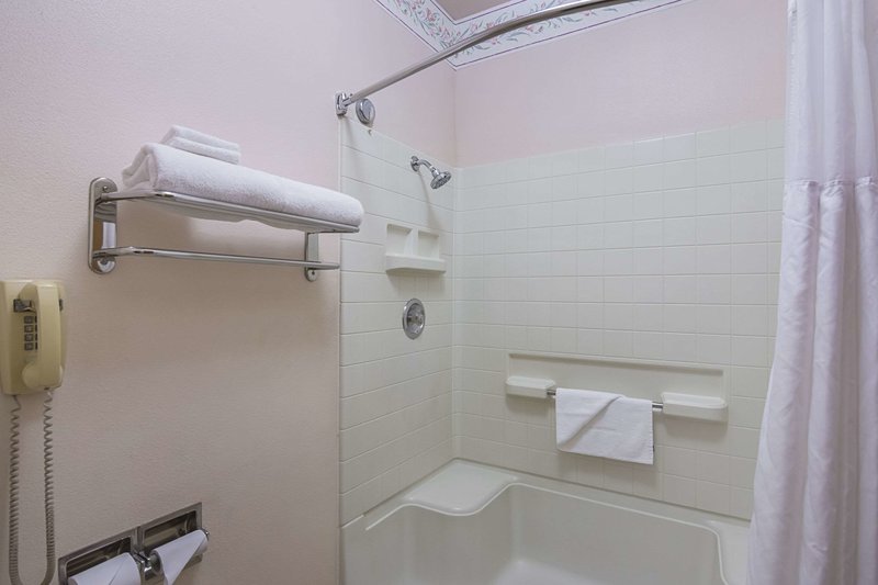 Quality Inn Fresno Yosemite Airport - 729